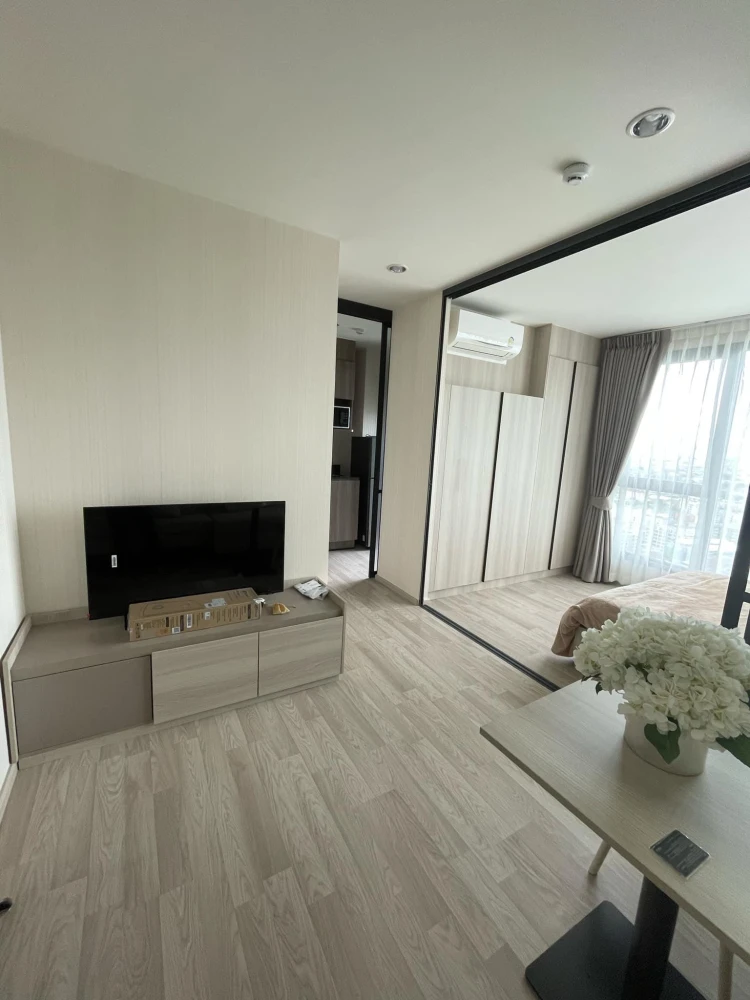 For rent: Ideo Mobi Sukhumvit East Point, a comfortable room, decorated in a controlled tone, with a city view from a high floor. Don't miss it.