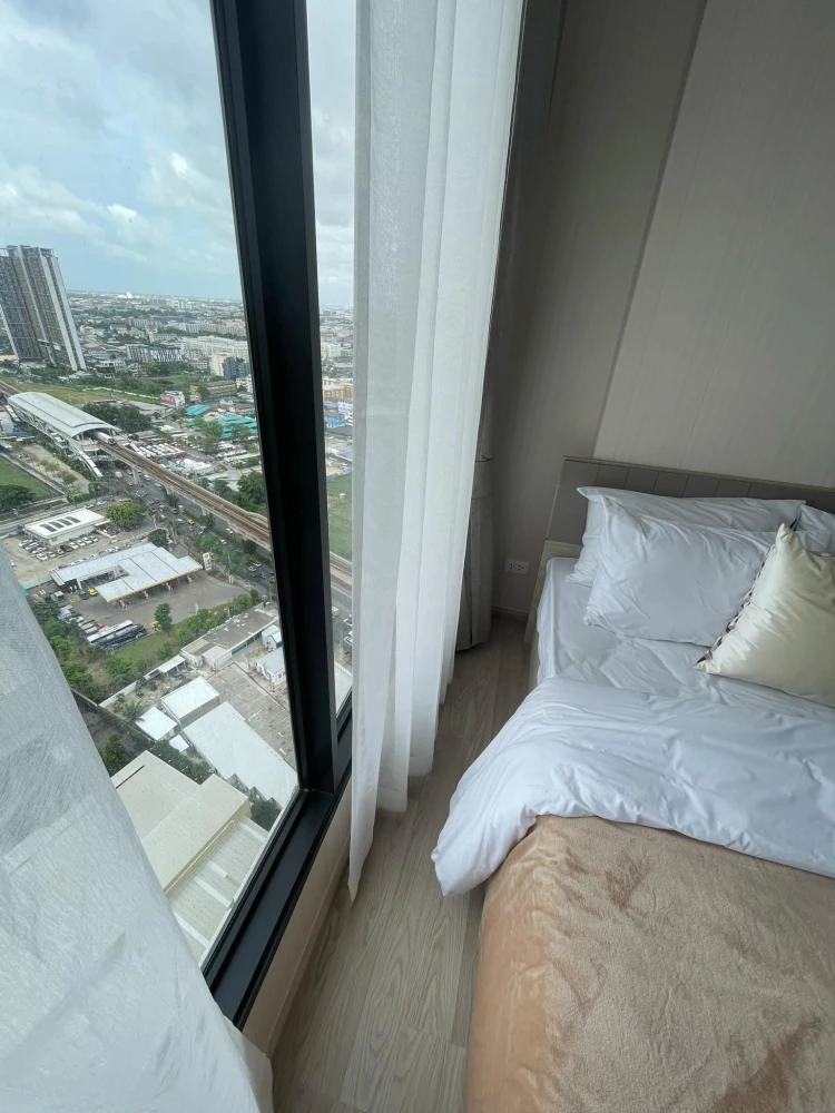 For rent: Ideo Mobi Sukhumvit East Point, a comfortable room, decorated in a controlled tone, with a city view from a high floor. Don't miss it.
