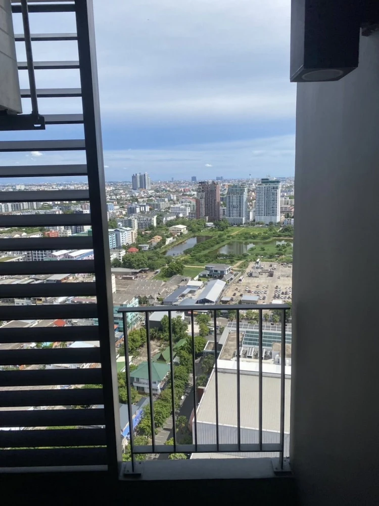 For rent: Ideo Mobi Sukhumvit East Point, a comfortable room, decorated in a controlled tone, with a city view from a high floor. Don't miss it.