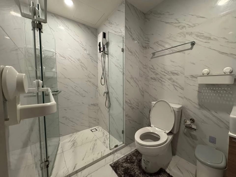 For rent: Ideo mobi sukhumvit east point, high floor room, built-in furniture, looks good, comfortable, fully furnished, ready to move in