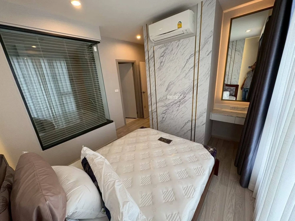 Spacious and comfortable IDEO Mobi Sukhumvit condo for rent, featuring stylish built-in furnishings and complete electrical appliances.