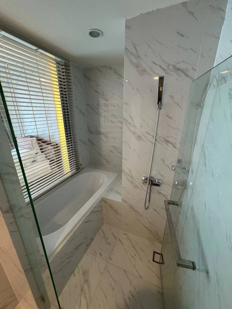 Spacious and comfortable IDEO Mobi Sukhumvit condo for rent, featuring stylish built-in furnishings and complete electrical appliances.