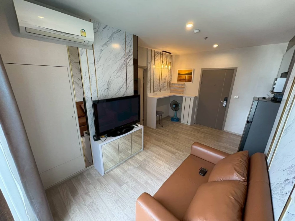 Spacious and comfortable IDEO Mobi Sukhumvit condo for rent, featuring stylish built-in furnishings and complete electrical appliances.