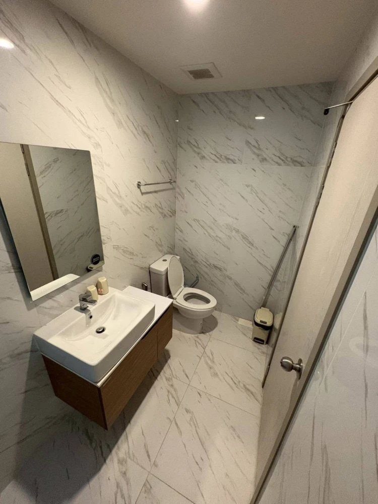 Spacious and comfortable IDEO Mobi Sukhumvit condo for rent, featuring stylish built-in furnishings and complete electrical appliances.