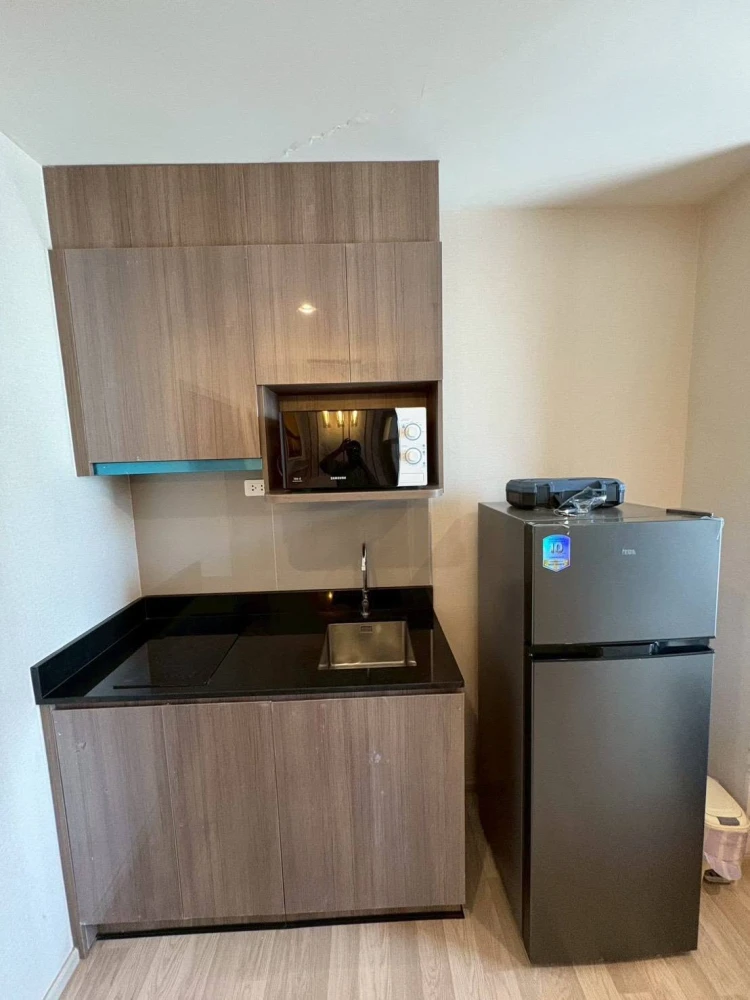 Spacious and comfortable IDEO Mobi Sukhumvit condo for rent, featuring stylish built-in furnishings and complete electrical appliances.