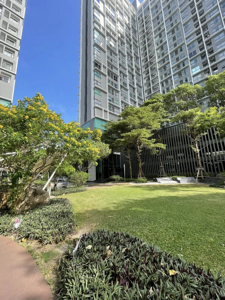 For rent: Ideo Mobi Sukhumvit, fully furnished, high floor, spacious. Book now!