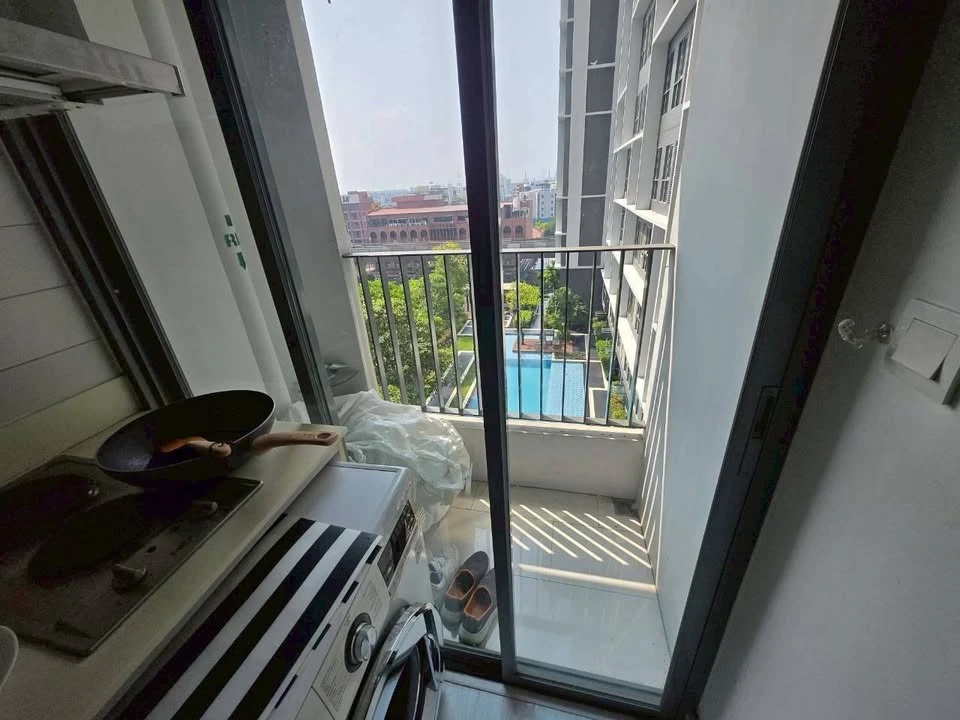 For rent: Ideo Mobi Sukhumvit, studio room with pool view, spacious and comfortable, beautifully decorated, very pleasant to live in.