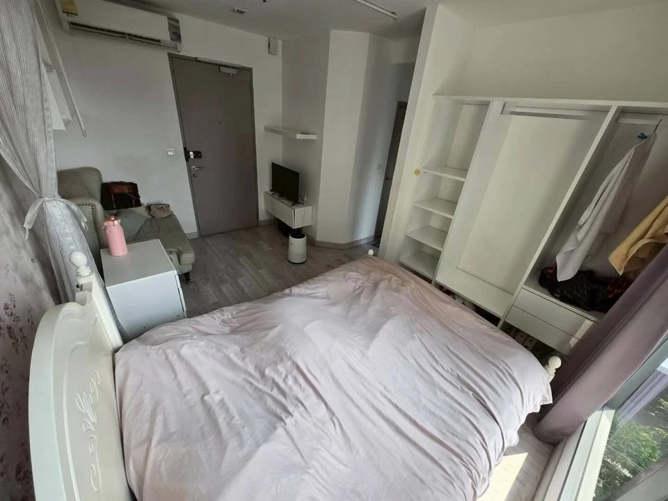 For rent: Ideo Mobi Sukhumvit, studio room with pool view, spacious and comfortable, beautifully decorated, very pleasant to live in.