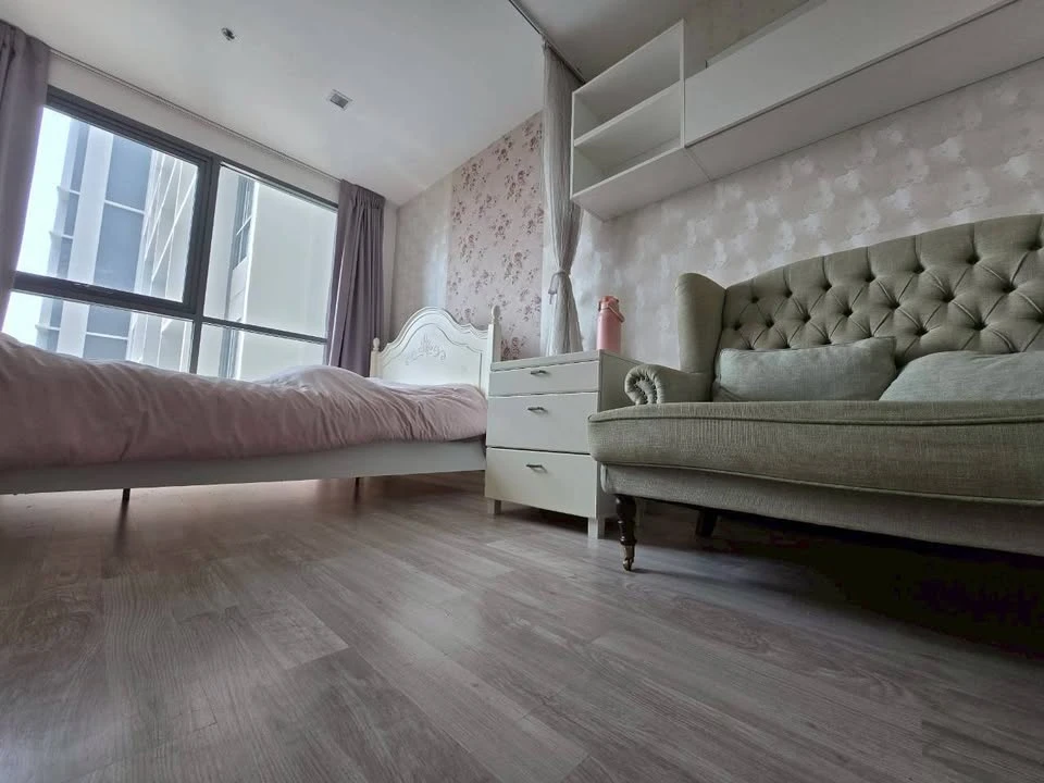 For rent: Ideo Mobi Sukhumvit, studio room with pool view, spacious and comfortable, beautifully decorated, very pleasant to live in.