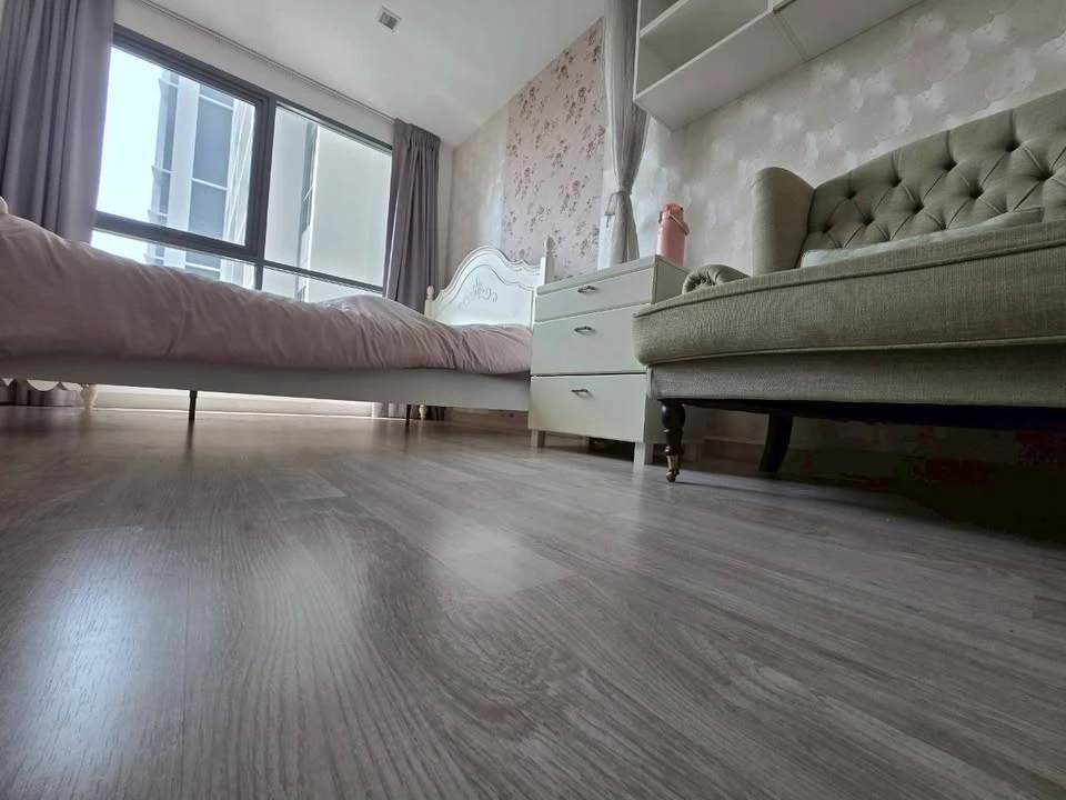 For rent: Ideo Mobi Sukhumvit, studio room with pool view, spacious and comfortable, beautifully decorated, very pleasant to live in.