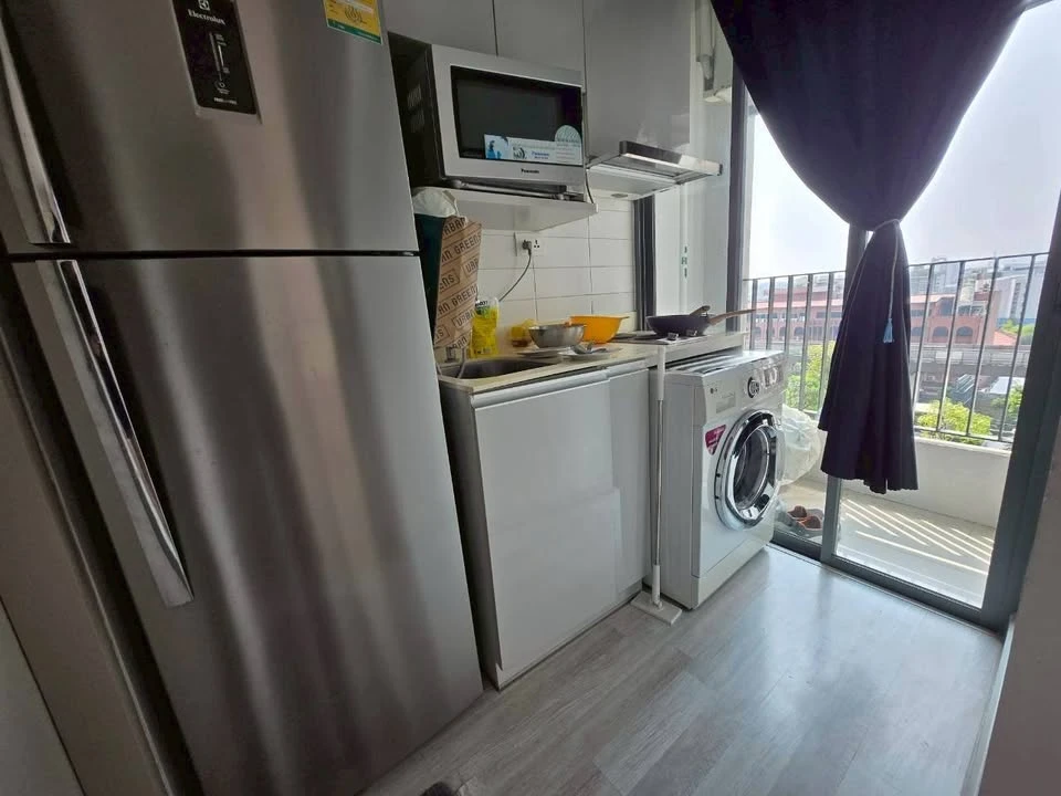 For rent: Ideo Mobi Sukhumvit, studio room with pool view, spacious and comfortable, beautifully decorated, very pleasant to live in.