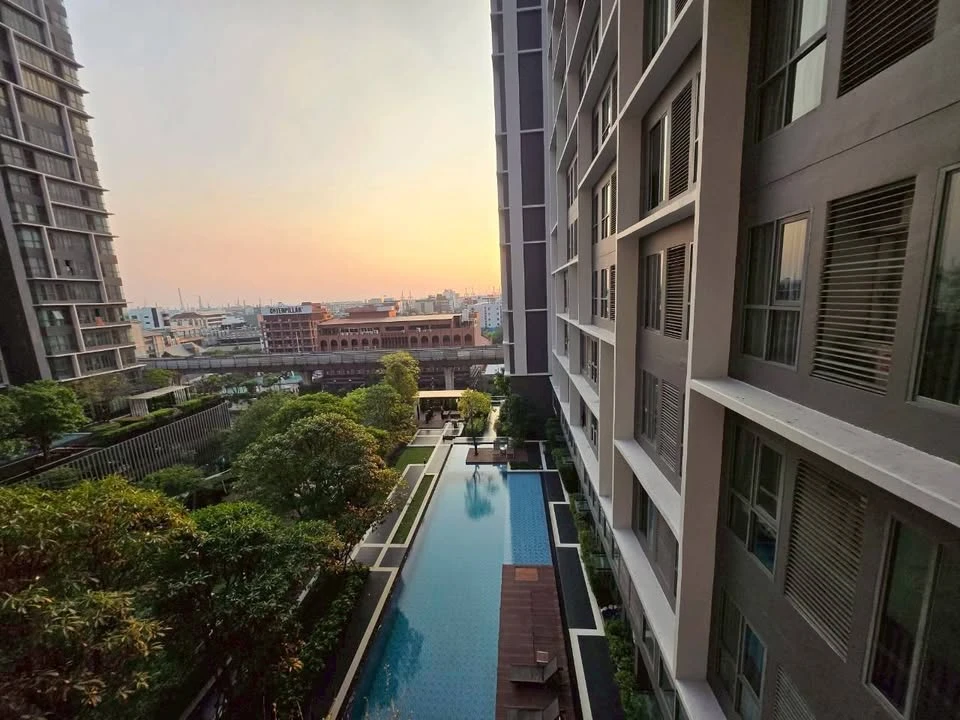For rent: Ideo Mobi Sukhumvit, studio room with pool view, spacious and comfortable, beautifully decorated, very pleasant to live in.