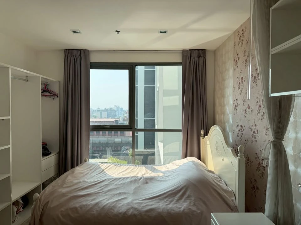 For rent: Ideo Mobi Sukhumvit, studio room with pool view, spacious and comfortable, beautifully decorated, very pleasant to live in.