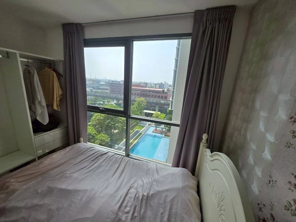 For rent: Ideo Mobi Sukhumvit, studio room with pool view, spacious and comfortable, beautifully decorated, very pleasant to live in.