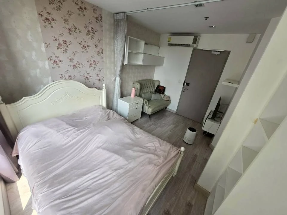 For rent: Ideo Mobi Sukhumvit, studio room with pool view, spacious and comfortable, beautifully decorated, very pleasant to live in.