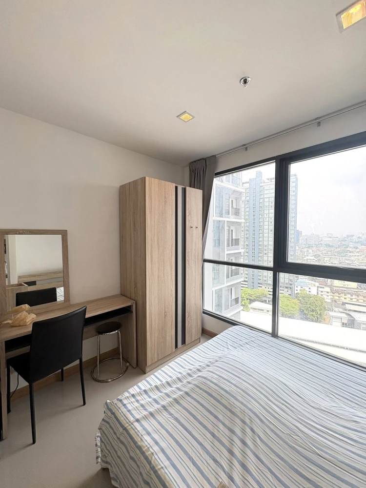 For rent: IDEO MOBI Sathorn, studio room, 18th floor, fully furnished with appliances. Just bring your belongings and move in.