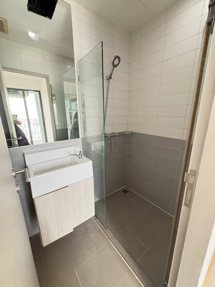 For rent: IDEO MOBI Sathorn, studio room, 18th floor, fully furnished with appliances. Just bring your belongings and move in.