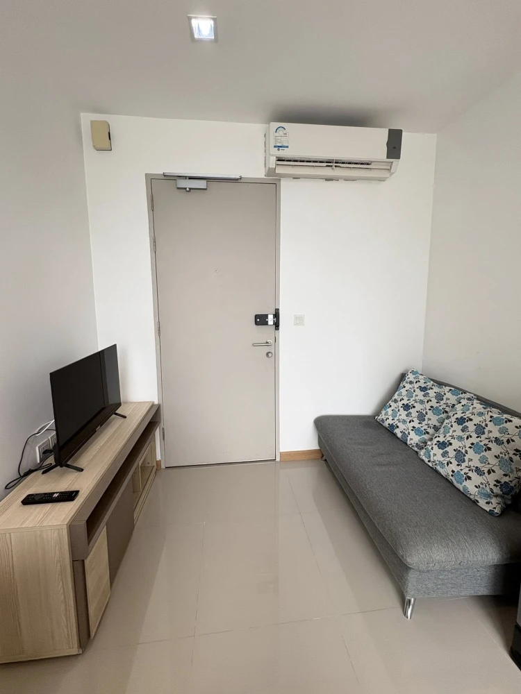 For rent: IDEO MOBI Sathorn, studio room, 18th floor, fully furnished with appliances. Just bring your belongings and move in.