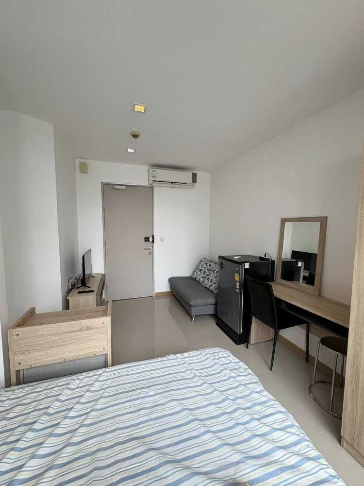 For rent: IDEO MOBI Sathorn, studio room, 18th floor, fully furnished with appliances. Just bring your belongings and move in.