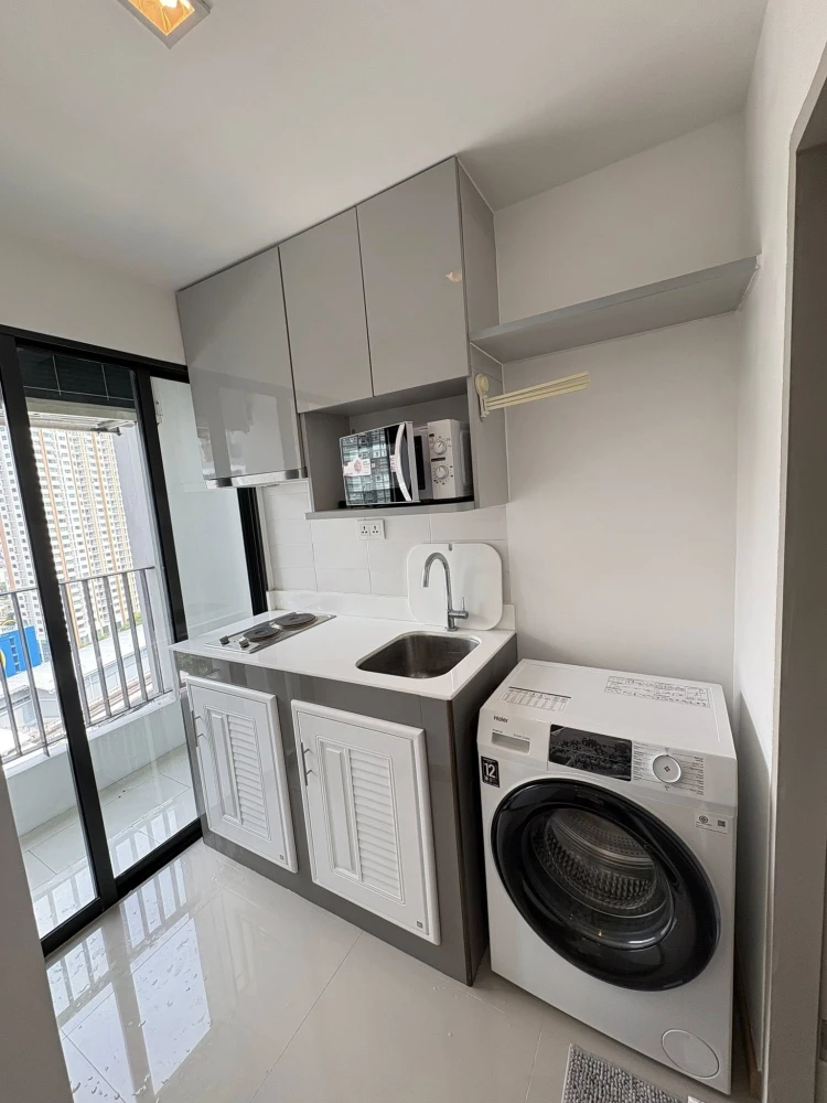 For rent: IDEO MOBI Sathorn, studio room, 18th floor, fully furnished with appliances. Just bring your belongings and move in.
