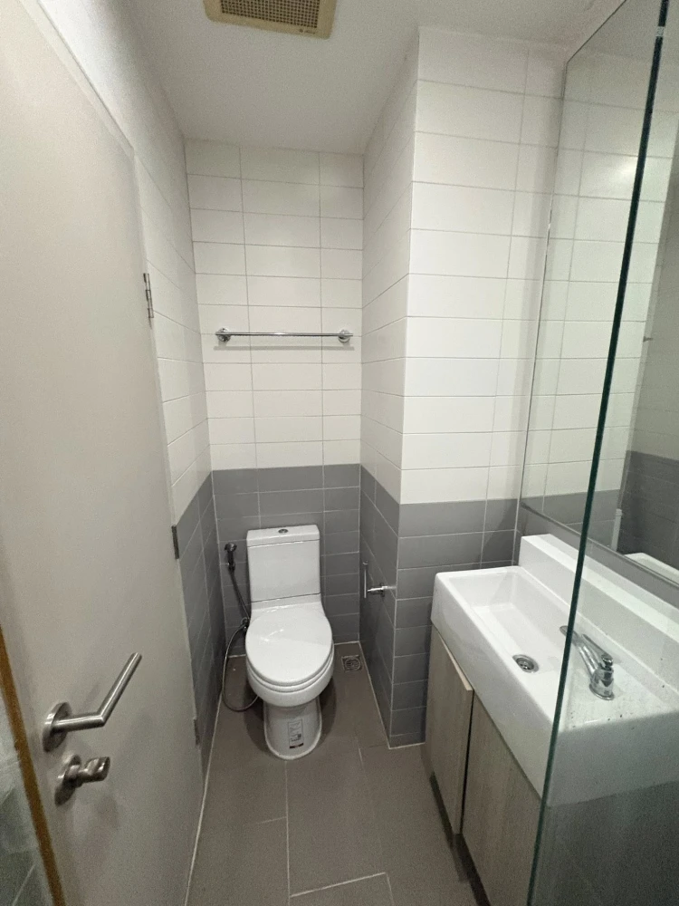 For rent: IDEO MOBI Sathorn, studio room, 18th floor, fully furnished with appliances. Just bring your belongings and move in.