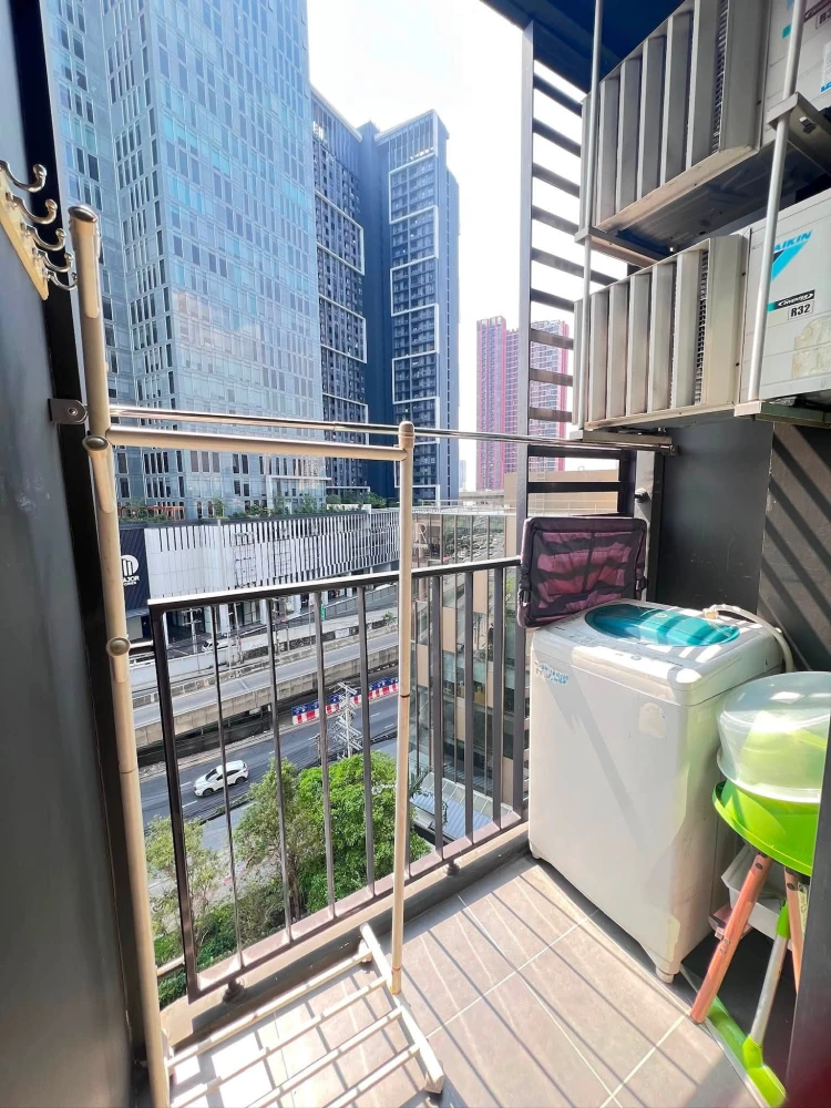 For rent: Ideo New Rama 9 condo. Beautiful wallpaper throughout the room. Fully furnished with appliances. You can't miss this opportunity!