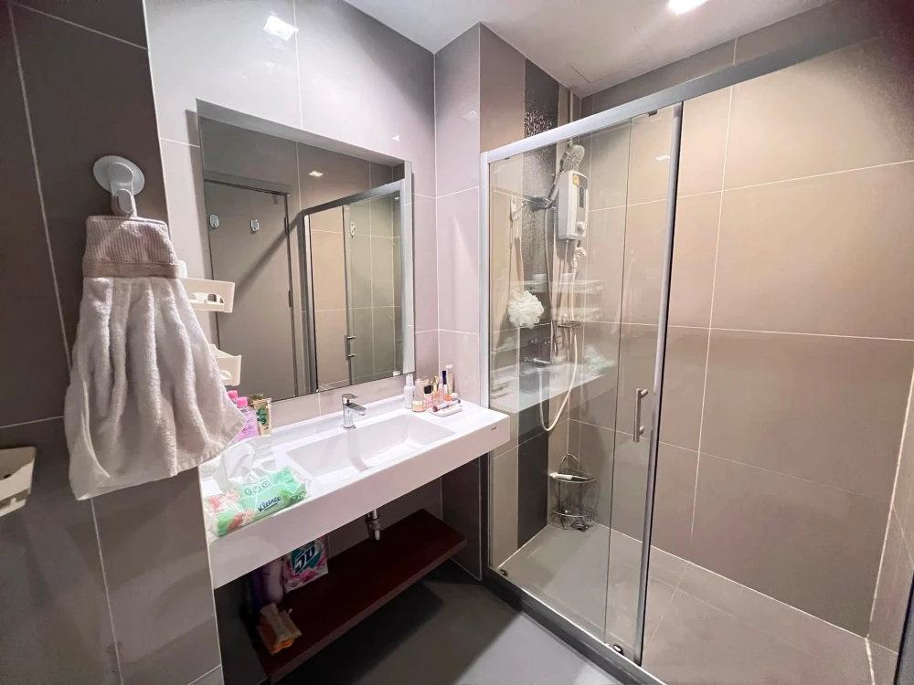 For rent: Ideo New Rama 9 condo. Beautiful wallpaper throughout the room. Fully furnished with appliances. You can't miss this opportunity!