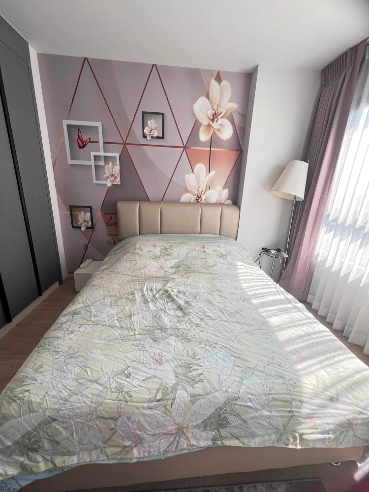 For rent: Ideo New Rama 9 condo. Beautiful wallpaper throughout the room. Fully furnished with appliances. You can't miss this opportunity!