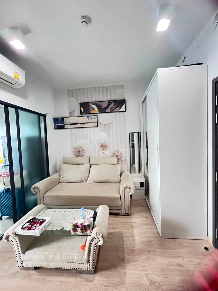 For rent: Ideo New Rama 9 condo. Beautiful wallpaper throughout the room. Fully furnished with appliances. You can't miss this opportunity!
