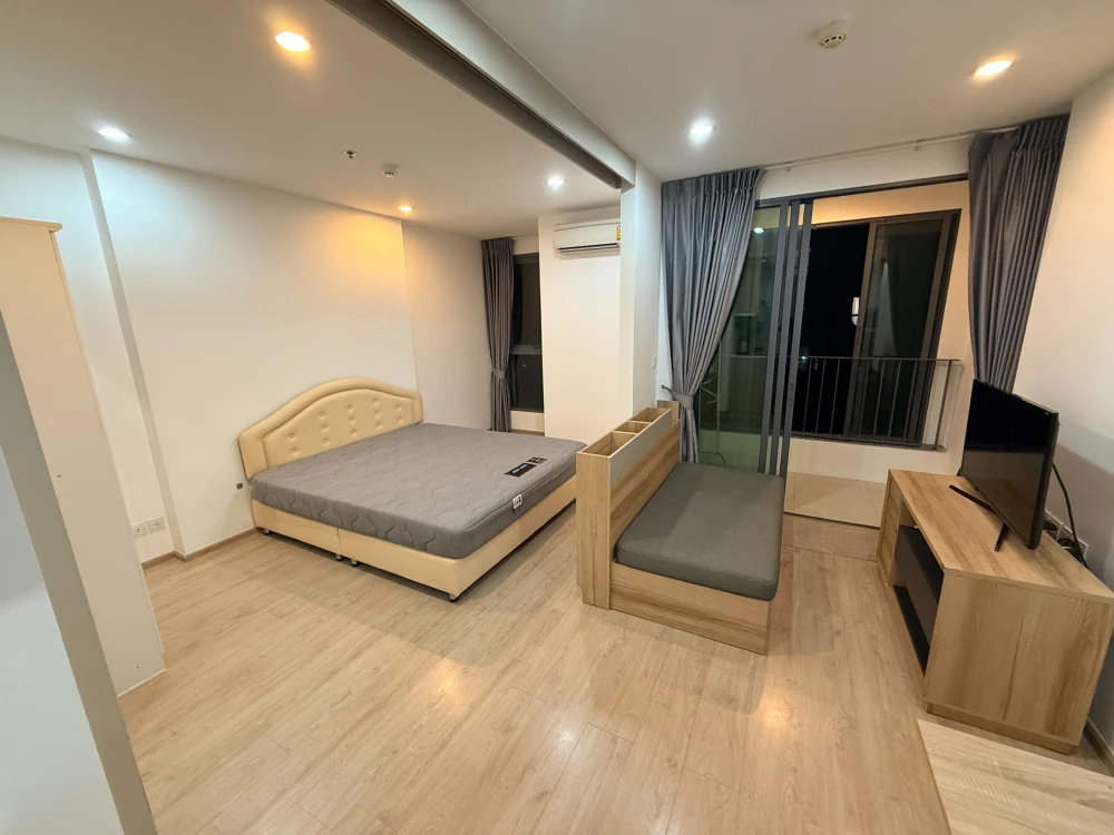 For rent: Ideo Q Chula-Samyan, 1 bedroom, 1 bathroom, spacious living area, fully furnished. Don't miss out!