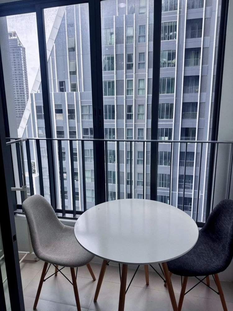 For rent: Ideo Q Chula-Samyan, a lovely unit on the 15th floor with ample living space. Don't miss out!