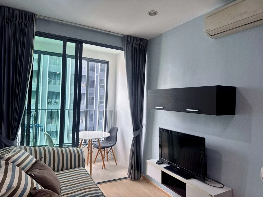 For rent: Ideo Q Chula-Samyan, a lovely unit on the 15th floor with ample living space. Don't miss out!