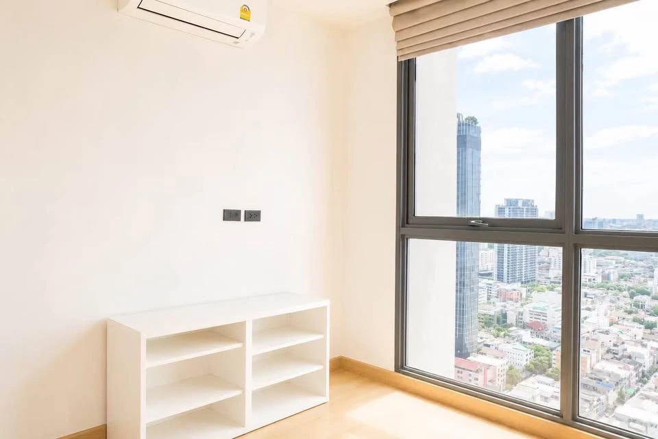 For rent: Ideo Q Phayathai, 2 bedrooms, corner unit, 31st floor, panoramic city view with no obstructing buildings, fully furnished, ready to move in.