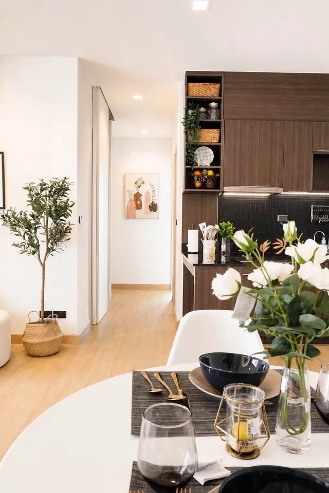 For rent: Ideo Q Phayathai, 2 bedrooms, corner unit, 31st floor, panoramic city view with no obstructing buildings, fully furnished, ready to move in.