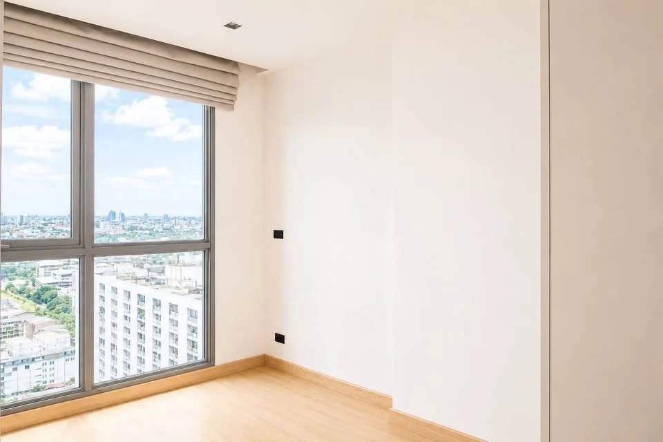 For rent: Ideo Q Phayathai, 2 bedrooms, corner unit, 31st floor, panoramic city view with no obstructing buildings, fully furnished, ready to move in.