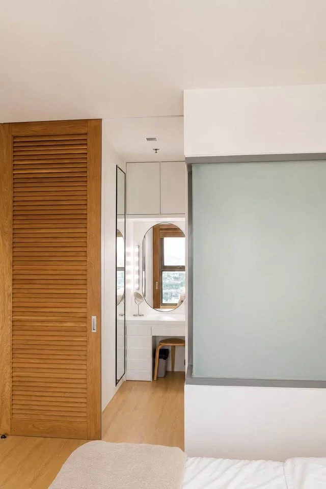For rent: Ideo Q Phayathai, 2 bedrooms, corner unit, 31st floor, panoramic city view with no obstructing buildings, fully furnished, ready to move in.