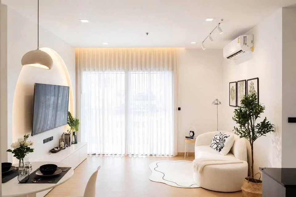For rent: Ideo Q Phayathai, 2 bedrooms, corner unit, 31st floor, panoramic city view with no obstructing buildings, fully furnished, ready to move in.