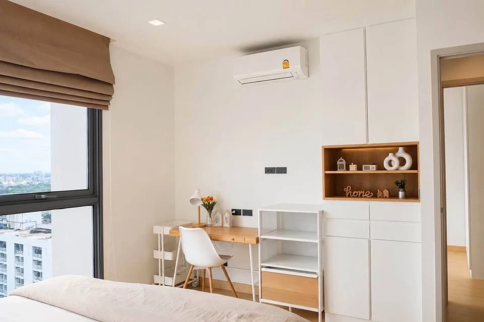 For rent: Ideo Q Phayathai, 2 bedrooms, corner unit, 31st floor, panoramic city view with no obstructing buildings, fully furnished, ready to move in.