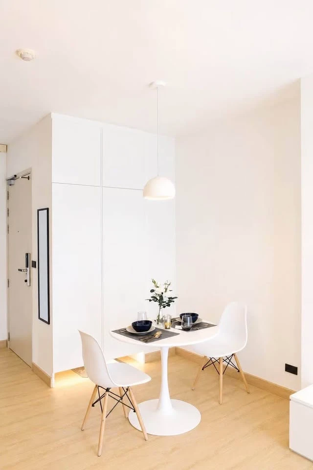 For rent: Ideo Q Phayathai, 2 bedrooms, corner unit, 31st floor, panoramic city view with no obstructing buildings, fully furnished, ready to move in.
