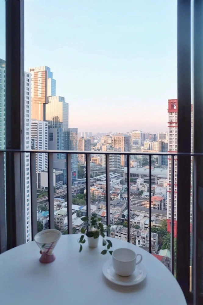 For rent: Ideo Q Ratchatewi, north-facing room, decorated in a minimalist style, nice to live in, beautiful city view from high floor, don't miss it.