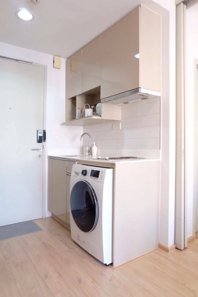 For rent: Ideo Q Ratchatewi, north-facing room, decorated in a minimalist style, nice to live in, beautiful city view from high floor, don't miss it.
