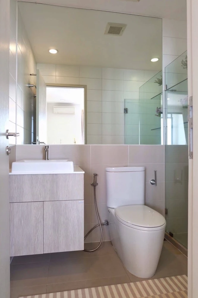 For rent: Ideo Q Ratchatewi, north-facing room, decorated in a minimalist style, nice to live in, beautiful city view from high floor, don't miss it.
