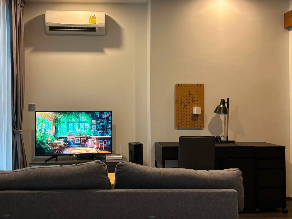 For rent: IDEO Q Siam–Ratchatewi, 1 bedroom, north facing, in a prime location with high-quality built-in furniture. Don't miss out!