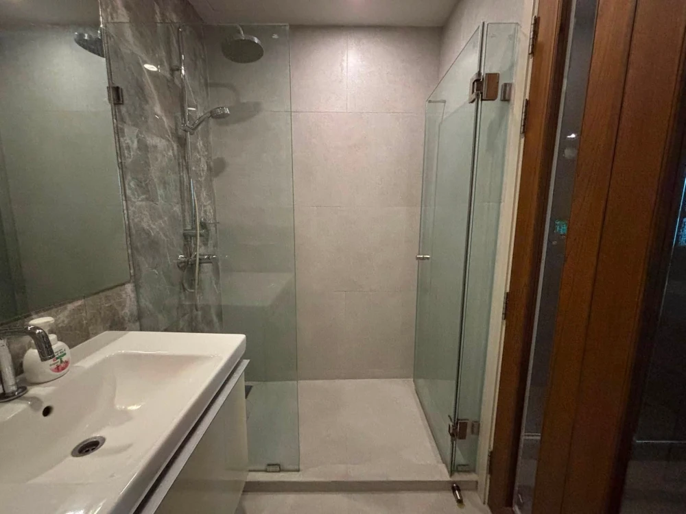 For rent: IDEO Q Siam–Ratchatewi, 1 bedroom, north facing, in a prime location with high-quality built-in furniture. Don't miss out!