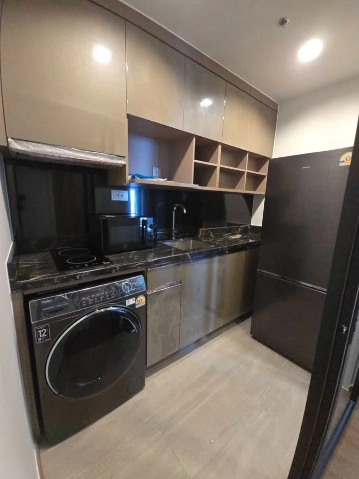 For rent: IDEO Q Sukhumvit 36. Spacious room with ample usable space, high-quality built-in furniture, and a beautiful, unblocked view. Book now!