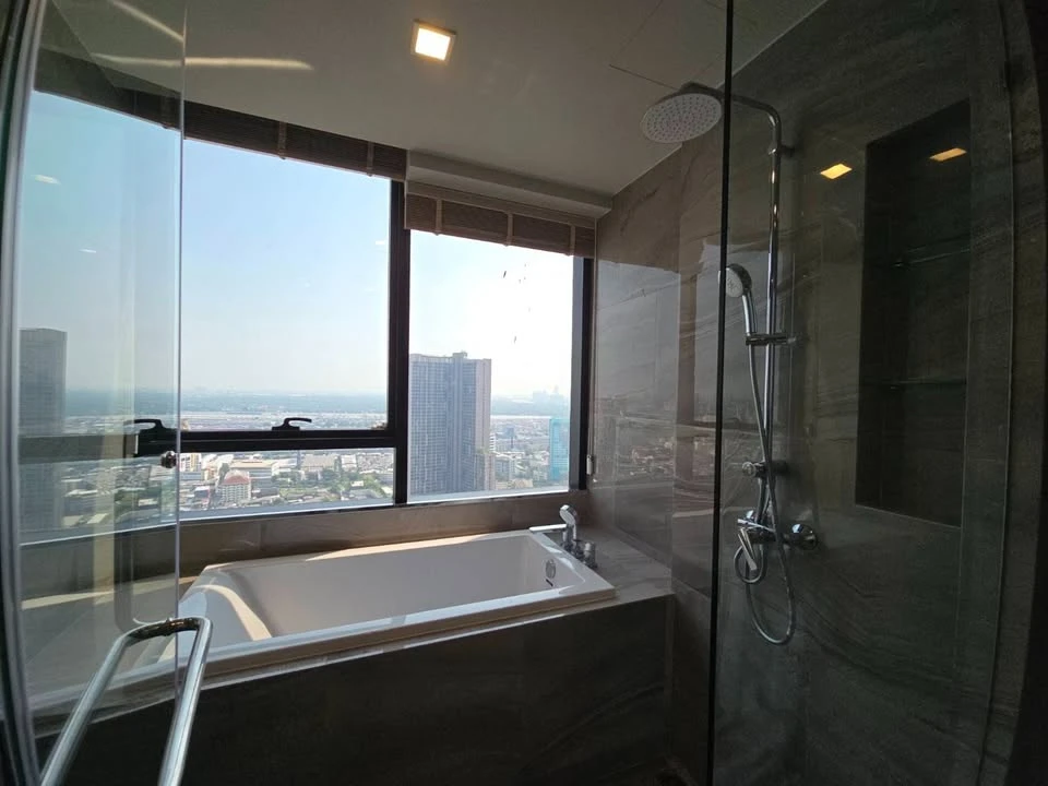 For rent: IDEO Q Sukhumvit 36. Spacious room with ample usable space, high-quality built-in furniture, and a beautiful, unblocked view. Book now!