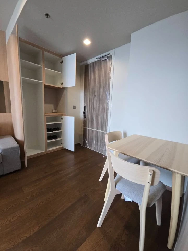 For rent: IDEO Q Sukhumvit 36. Spacious room with ample usable space, high-quality built-in furniture, and a beautiful, unblocked view. Book now!