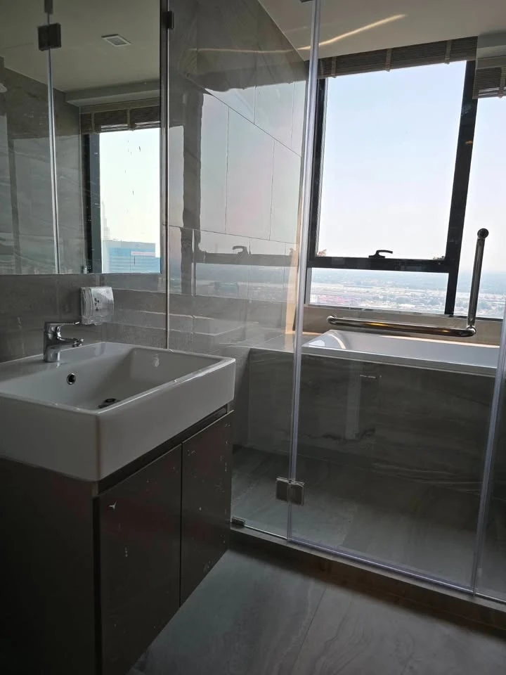 For rent: IDEO Q Sukhumvit 36. Spacious room with ample usable space, high-quality built-in furniture, and a beautiful, unblocked view. Book now!