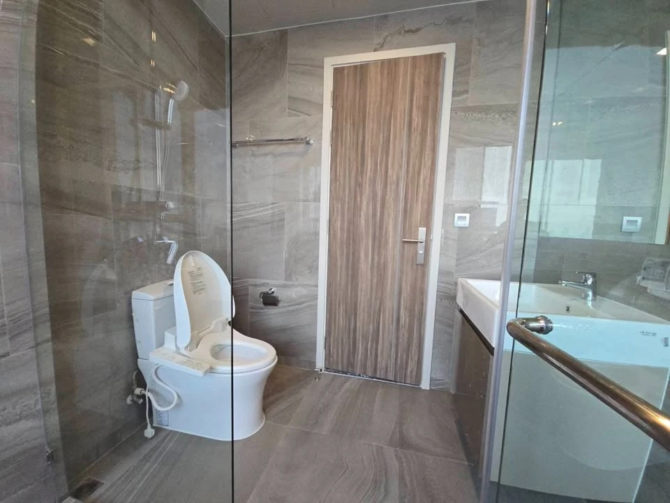 For rent: IDEO Q Sukhumvit 36. Spacious room with ample usable space, high-quality built-in furniture, and a beautiful, unblocked view. Book now!