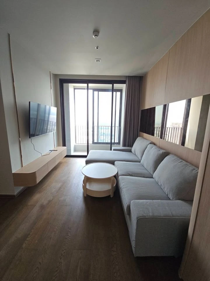 For rent: IDEO Q Sukhumvit 36. Spacious room with ample usable space, high-quality built-in furniture, and a beautiful, unblocked view. Book now!